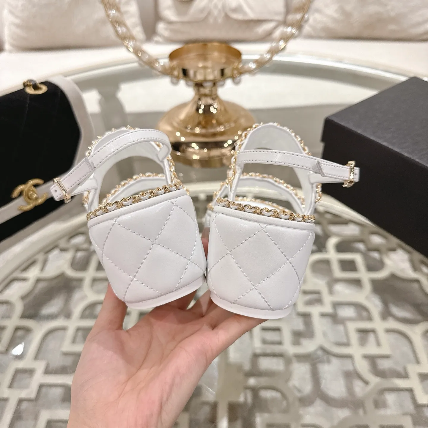 👟👟Ex-factory price 600👟👟 𝐂𝐇𝐀𝐍𝐄𝐋 | Xiaoxiang 25𝐬𝐬 🦋2025 Spring and Summer New Products Counter Classic Xiaoxiang Double C Diamond Chain Slippers Series New〰 🍬 The absolute best in the BS fashion circle. Matching will perform meticulously Minimalist, classic elements that will never fade away 💋 Show unique dressing style, too beautiful to say anything. A must-have for summer... Upper: Original high-customized lambskin Lining: Imported mixed sheepskin lining Outsole: Original molded non-slip outsole Shoe size: 35-39 (34.40.41.42 customization is not returnable)